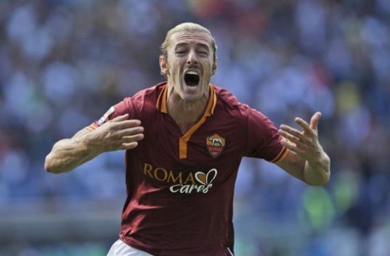 La Roma venció 2-0 a la Lazio y es líder de la Serie A