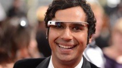 ‘Rajesh’ de "The Big Bang Theory" lució sus Google Glass en los Emmy 2013