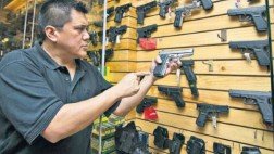 Licencias para portar armas: clínicas volverán a emitir certificados de salud mental