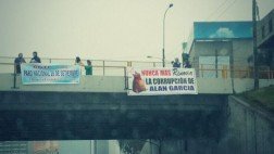 Pancarta con frase contra Alan García fue mostrada esta mañana en la Vía Expresa