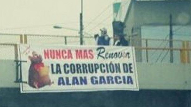 Pancarta con frase contra Alan García fue mostrada esta mañana en la Vía Expresa