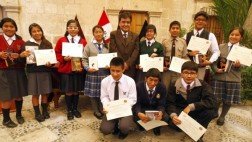 Arequipa: premian a ganadores de concursos escolares sobre Vargas Llosa
