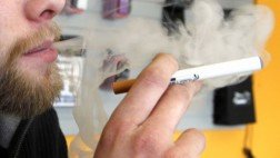 Los jóvenes ahora están "enganchados" a los cigarrillos electrónicos