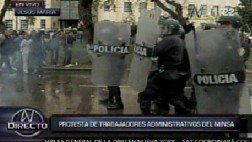 VIDEO: así fue el violento enfrentamiento entre trabajadores del Minsa y Policía