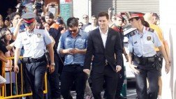 A Messi le gritaron "ladrón" y "campeón" durante su presentación al juzgado