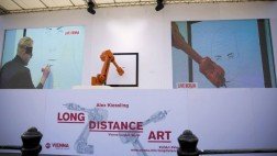 Artista creó obras en tres ciudades en simultáneo con ayuda de robots