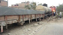 Descarrilamiento de dos vagones de ferrocarril causa congestión en Av. Universitaria
