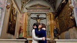 El Vaticano censuró muestra fotográfica de homosexuales besándose en iglesias