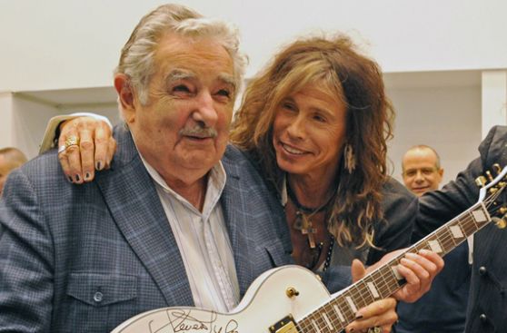 José Mujica planea subastar guitarra que le regalaron los Aerosmith