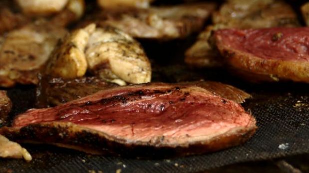 Seis razones por las que no debes “aplastar” las carnes al cocinarlas