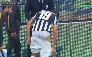 Bonucci de Juventus se quedó en ropa interior ante la Fiorentina [VIDEO]
