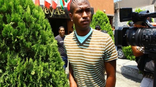 Futbolista José Mendoza fue detenido por la Policía cuando conducía su auto