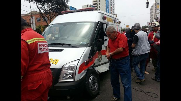 El violento choque de una coaster contra una ambulancia que llevaba un paciente en la Avenida Brasil [FOTOS]