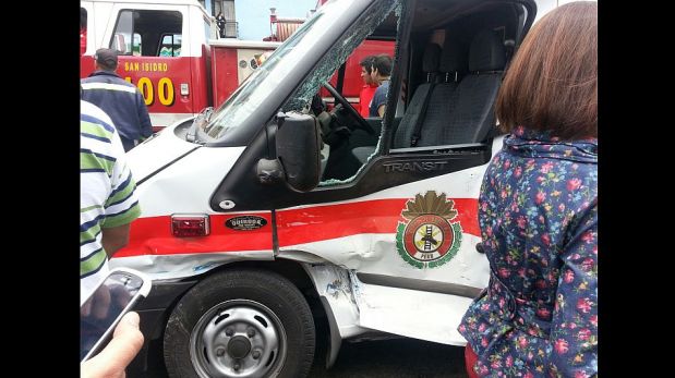 El violento choque de una coaster contra una ambulancia que llevaba un paciente en la Avenida Brasil [FOTOS]