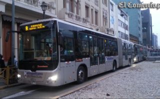 Buses del Metropolitano forman largas colas en estaciones del centro de Lima
