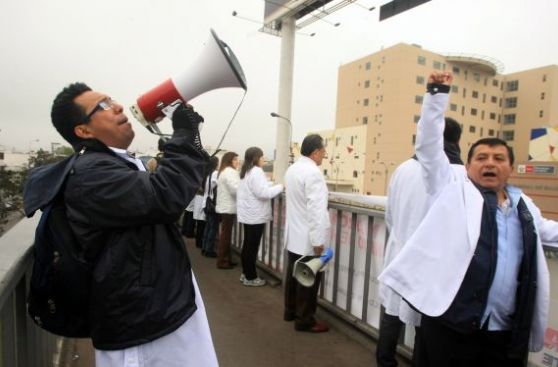 Minsa garantizó aumento salarial a médicos y rechazó amenaza de huelga