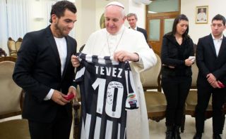 Carlos Tévez le regaló una camiseta firmada al papa Francisco 