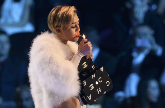 Miley Cyrus será investigada por fumar marihuana en los MTV Europa