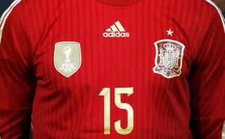 La selección española reforzó su roja pasión en el nuevo uniforme que vestirá en el Mundial Brasil 2014 [FOTOS]