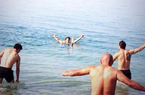 Uruguay celebra su 5-0 ante Jordania con un baño en el mar Muerto