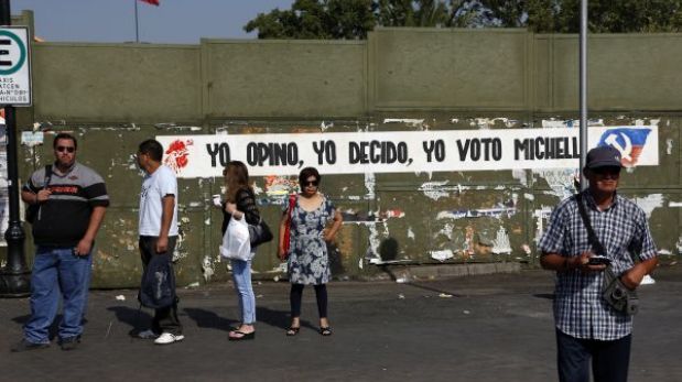 Chilenos acuden a las urnas para elegir a su nueva presidenta entre Michelle Bachelet o Evelyn Matthei