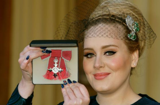 Adele fue condecorada por la realeza británica