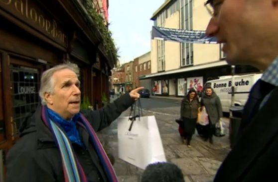 Distraído periodista entrevistó sin saberlo a 'Fonzie' de "Días felices"
