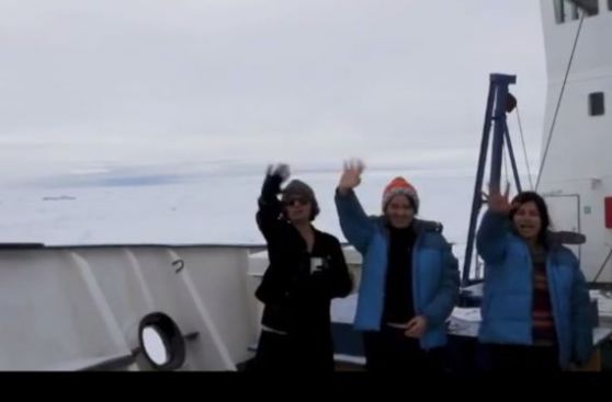 Barco atrapado en la Antártida: chilenas recibieron el 2014 enseñando salsa a la tripulación