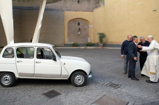 Renault 4 de hace 28 años es el nuevo ‘papamóvil’