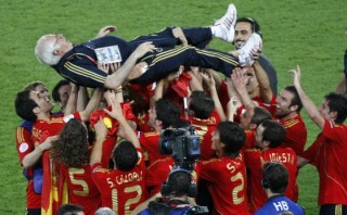 Jugadores españoles lamentan la muerte de Aragonés en Twitter