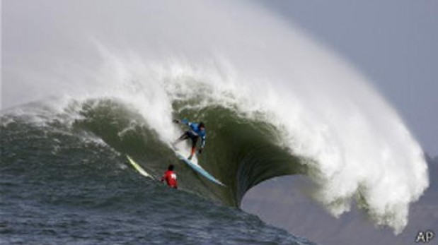 Las fotos buenas son clave para determinar el tamaño de las olas entre surfistas. ( BBC Mundo)