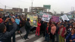 Ambulantes bloquearon tránsito vehicular en Independencia