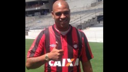 Adriano enfrentará a la 'U': fichó por Atlético Paranaense