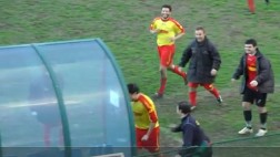 Futbolista celebró su gol 'destrozando' el banco de suplentes