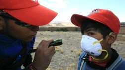 Ubinas: Piden a pobladores usar lentes por la ceniza