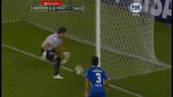 Portero de Vélez salvó gol de la ‘U’ de la línea de su arco
