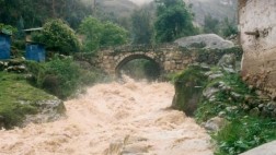 Puente colonial podría caer debido a crecida de río Cuchismayu