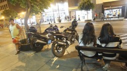 Motos mal estacionadas bloquean paso de peatones en el centro