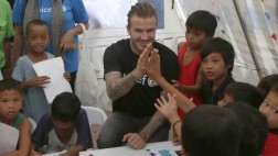 Beckham visita a niños filipinos afectados por tifón Haiyan