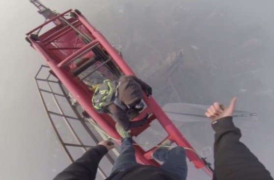 Mira cómo escalan el segundo edificio más alto del mundo