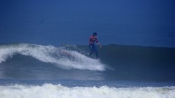 Dos peruanos buscan hoy el título de longboard en Huanchaco