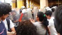Policías y comunidad LGTB se enfrentaron en la Plaza de Armas
