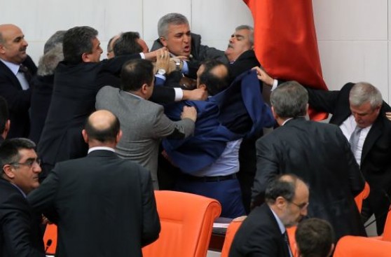Turquía: Diputados acaban a puñetazos y tres van al hospital