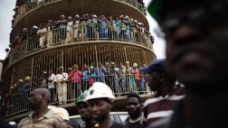 Sudáfrica: Más de 200 mineros quedan atrapados en mina ilegal