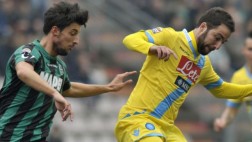Napoli venció 2-0 a Sassuolo y sigue tercero en la Serie A