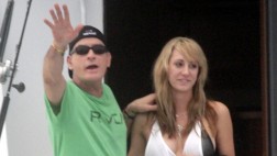 Charlie Sheen se comprometió con actriz porno