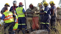 Sudáfrica: Rescatan a 12 mineros de socavón ilegal