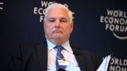 Ex embajador le da un puñete al presidente de Panamá