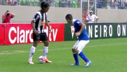 Ronaldinho y su genial pase del desprecio con 'baile' incluido