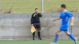 Insólito: juez de línea habló por celular durante un partido